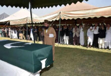 AA17e4ay पाकिस्तान के पूर्व राष्ट्रपति परवेज मुशर्रफ को कराची में दफनाया गया ; अंतिम संस्कार में शामिल नहीं हुए पीएम, सेना प्रमुख|