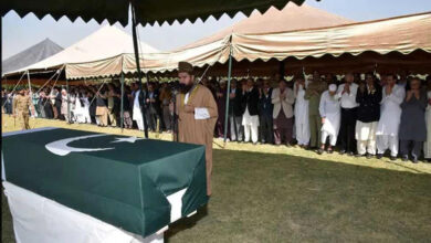 AA17e4ay पाकिस्तान के पूर्व राष्ट्रपति परवेज मुशर्रफ को कराची में दफनाया गया ; अंतिम संस्कार में शामिल नहीं हुए पीएम, सेना प्रमुख|